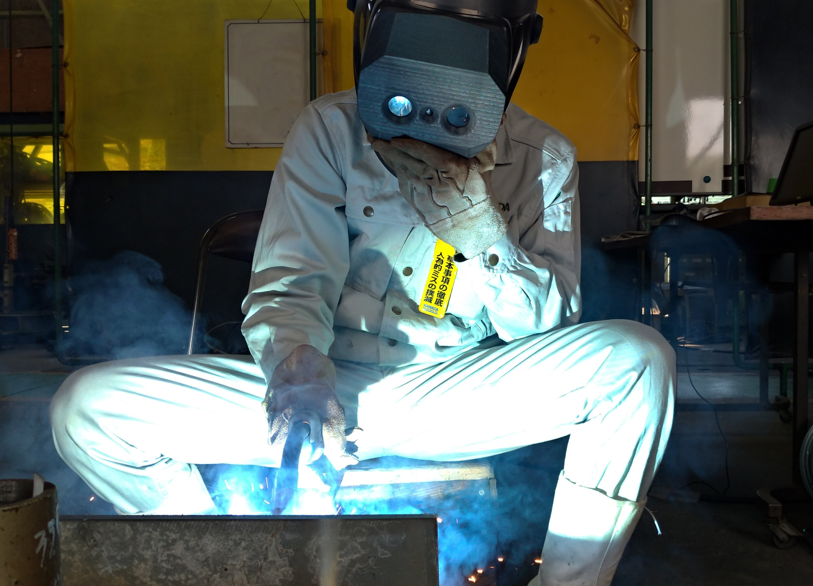 welder operating with the 3D-welding helmet
